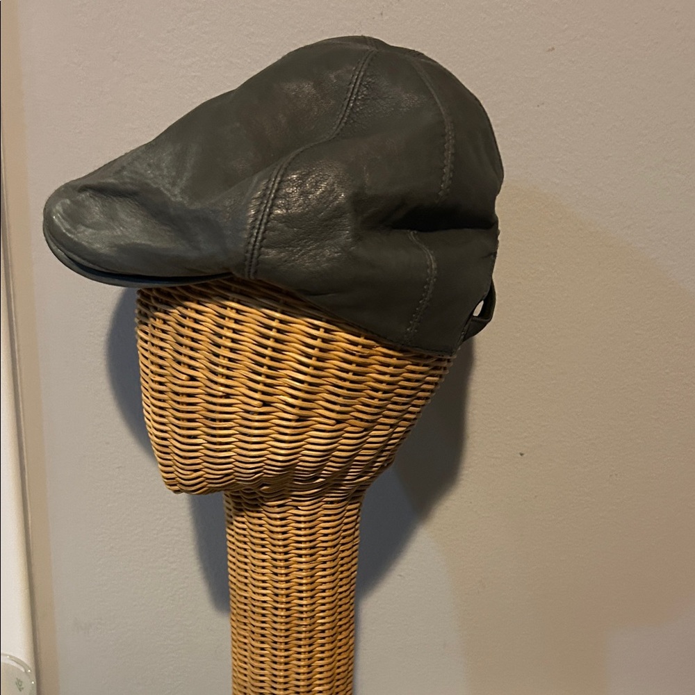 GORGEOUS. Classic Leather charcoal grey Newsboy Cap Kaminski  XI unisex
